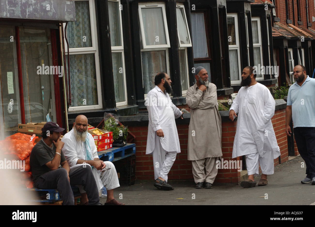 COPYRIGHT PIC DA HOWARD BARLOW Asian residenti in BEESTON LEEDS Foto Stock