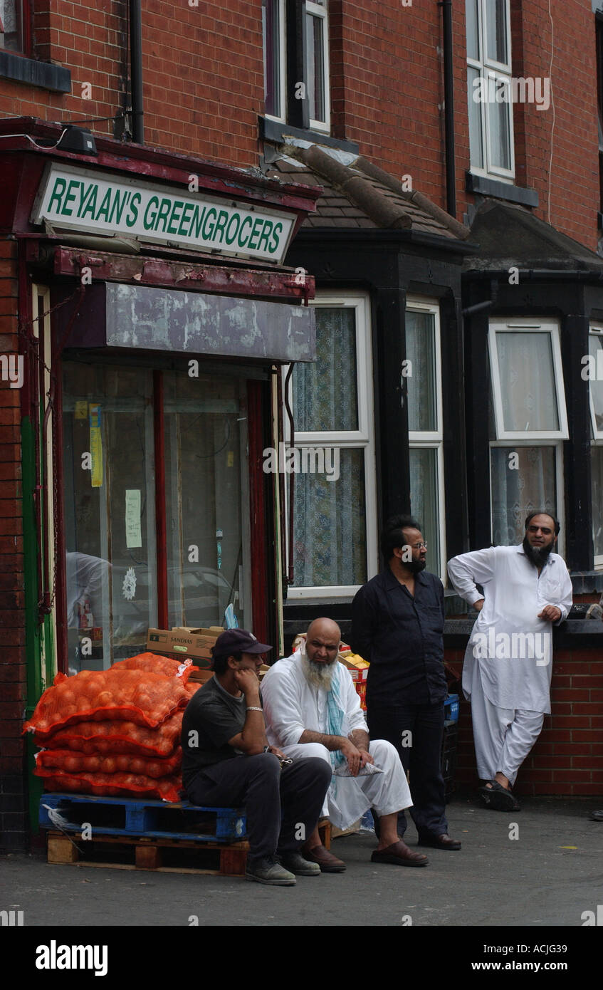 COPYRIGHT PIC DA HOWARD BARLOW Asian residenti in BEESTON LEEDS Foto Stock