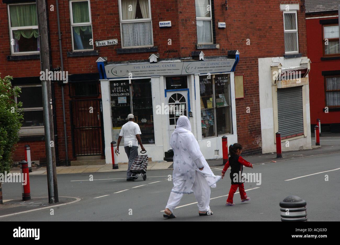 COPYRIGHT PIC DA HOWARD BARLOW residenti musulmani di Beeston nr Leeds passano dalla Islamic book shop Foto Stock