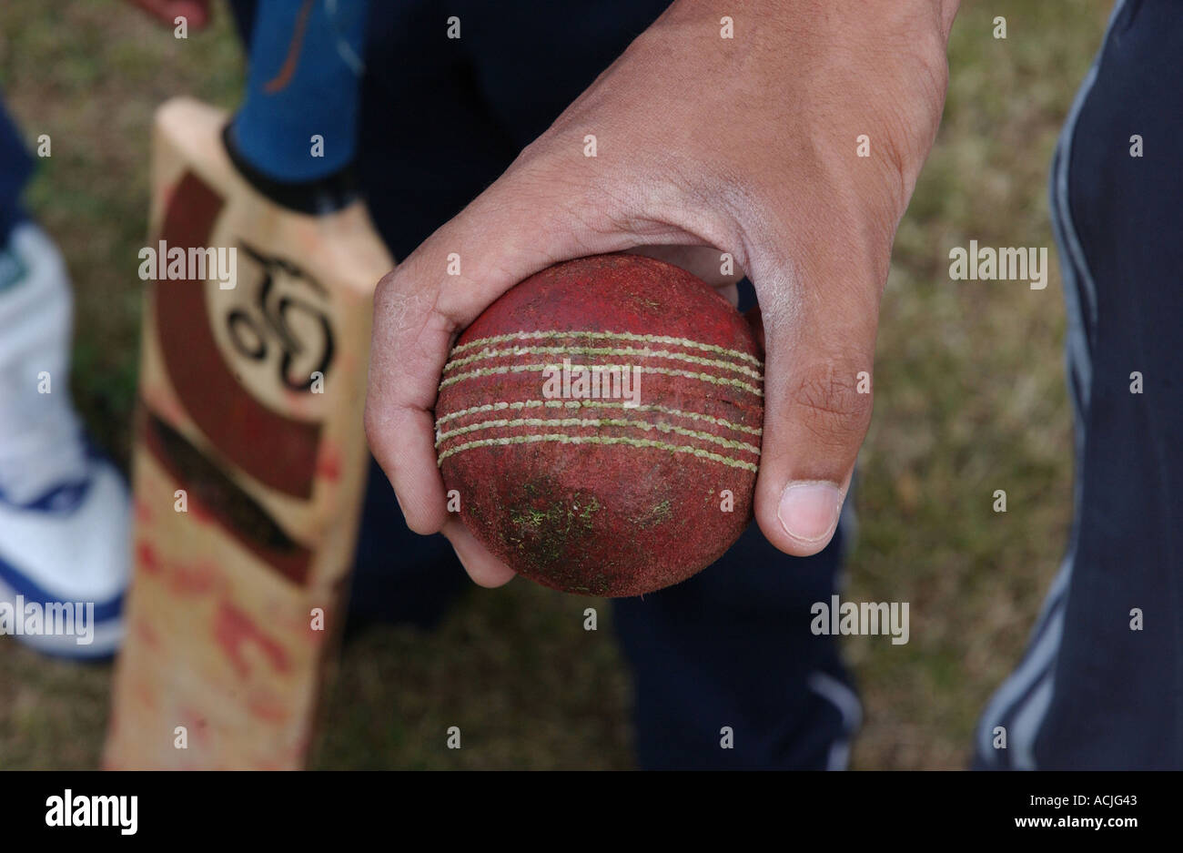 COPYRIGHT PIC DA HOWARD BARLOW giovani adolescenti asiatici con il cricket bat in park Beeston Leeds Foto Stock