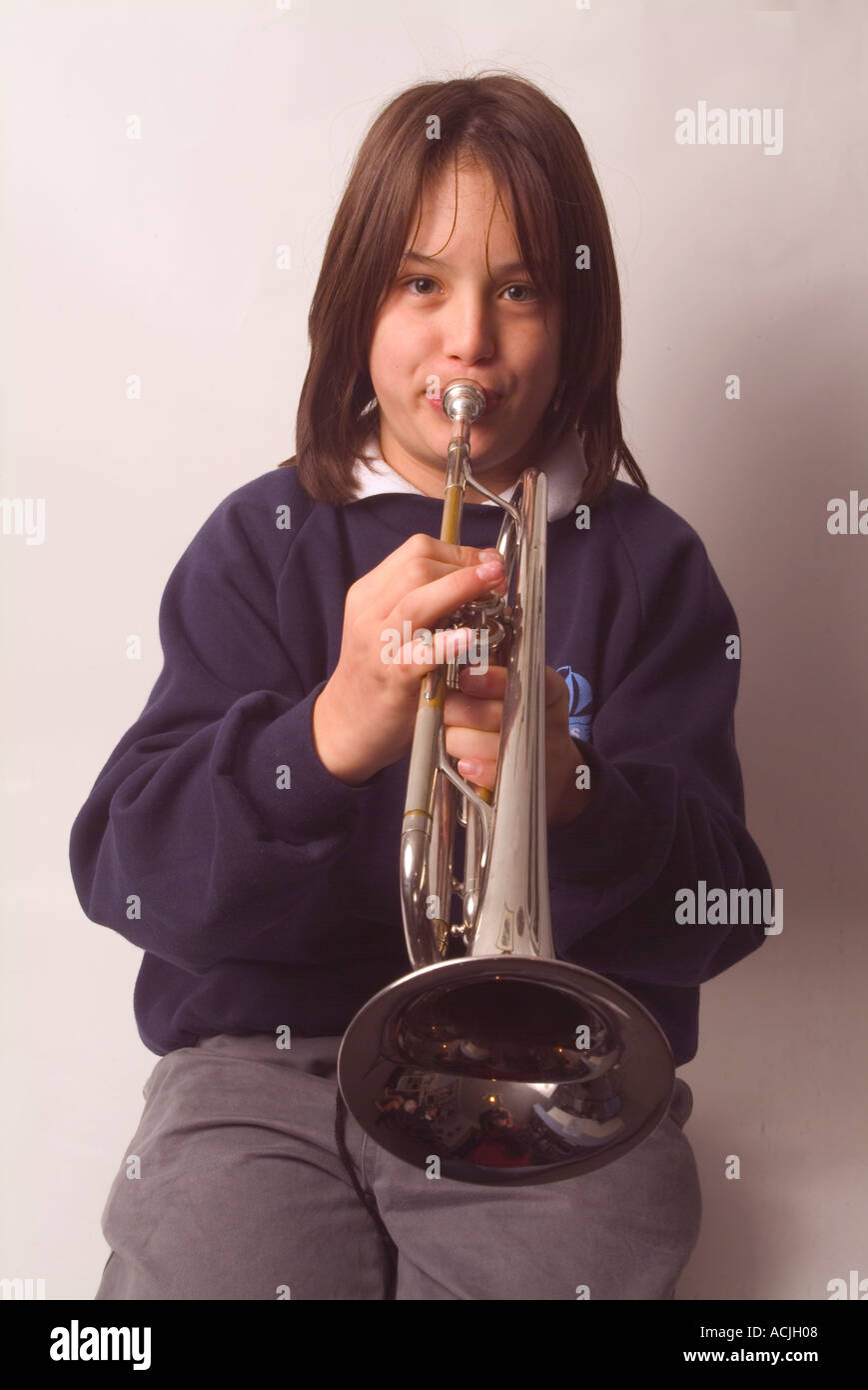 Ragazzo di imparare a suonare la tromba Foto Stock