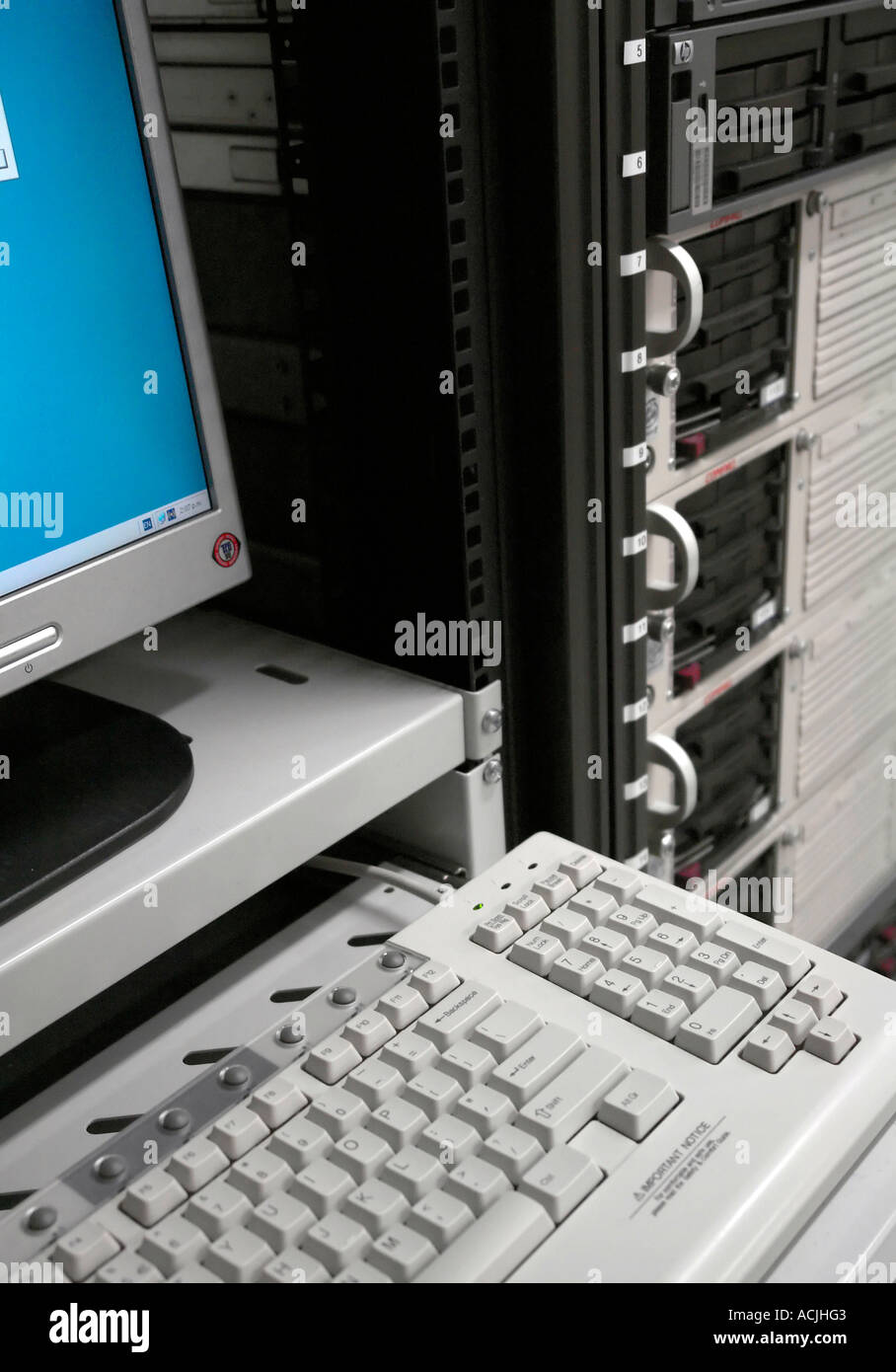 Monitor e tastiera closeup con software del disco di installazione Foto Stock