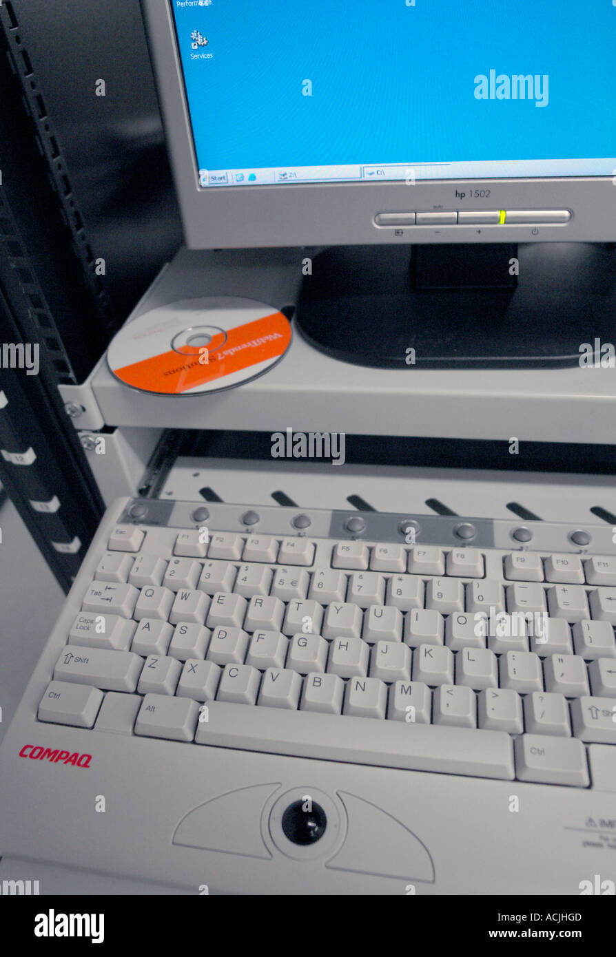 Monitor e tastiera closeup con software del disco di installazione Foto Stock