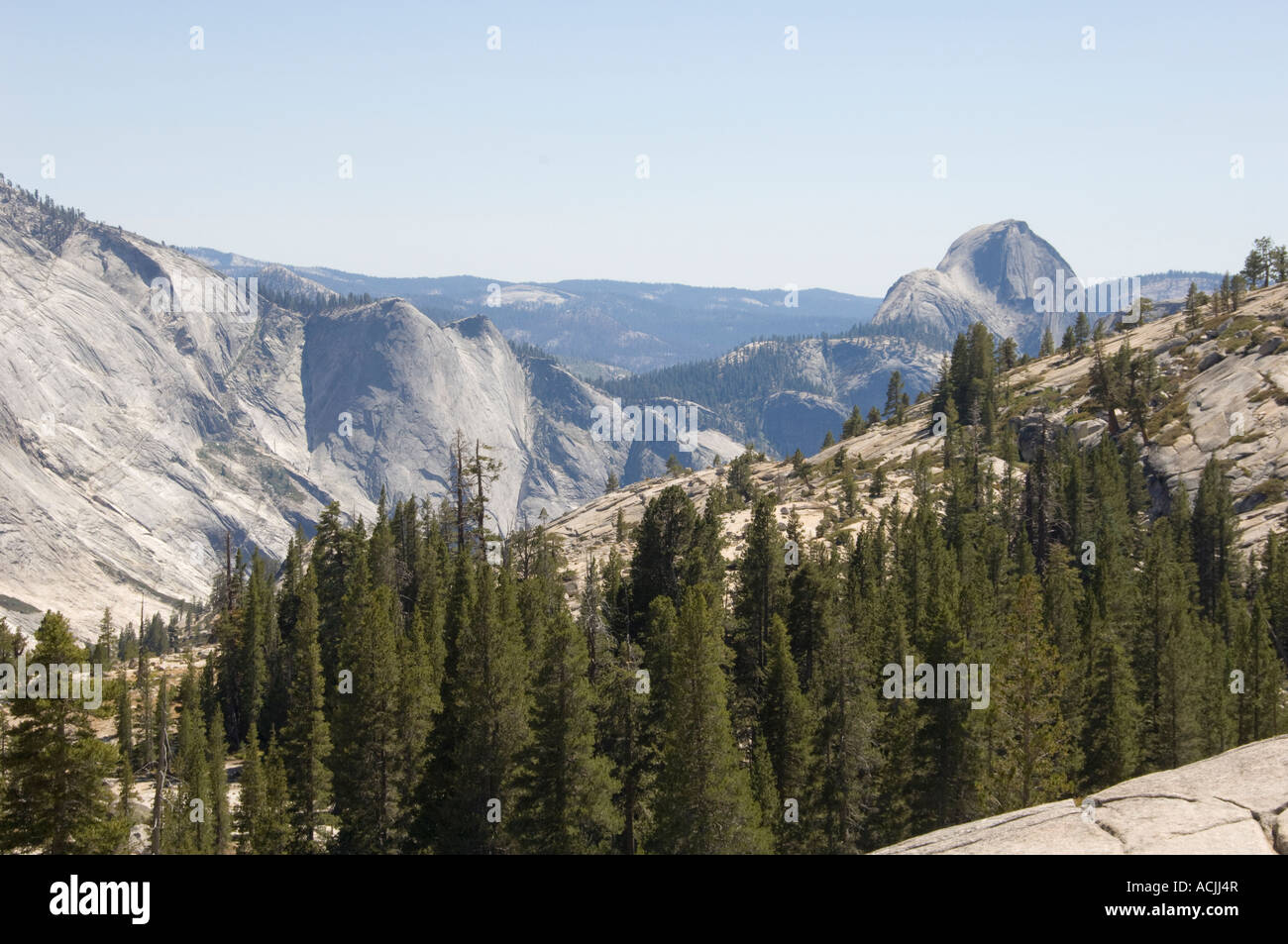 Foto di mezza cupola da una distanza nel Parco Nazionale di Yosemite Foto Stock