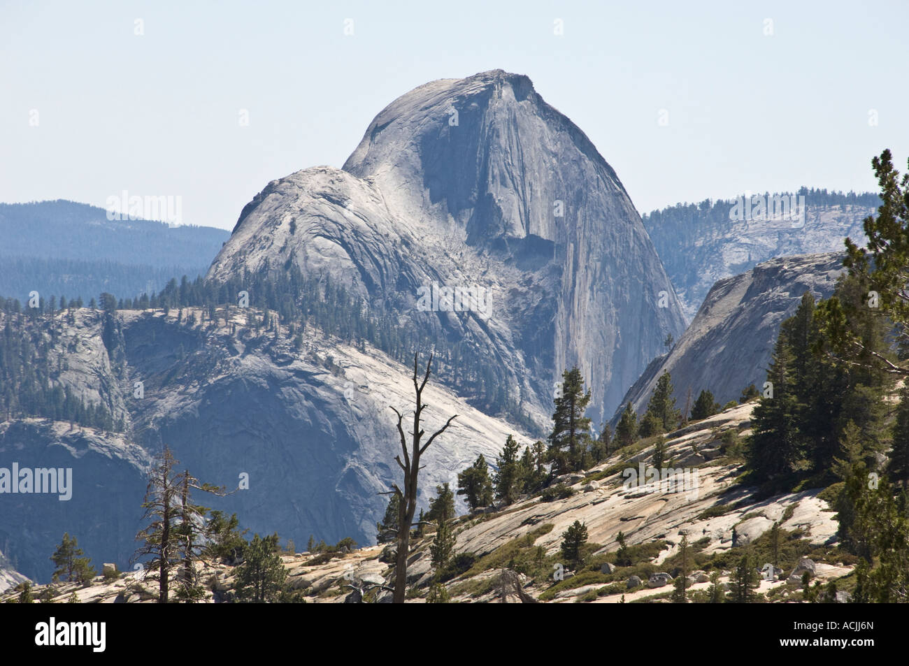 Foto di mezza cupola da una distanza nel Parco Nazionale di Yosemite Foto Stock