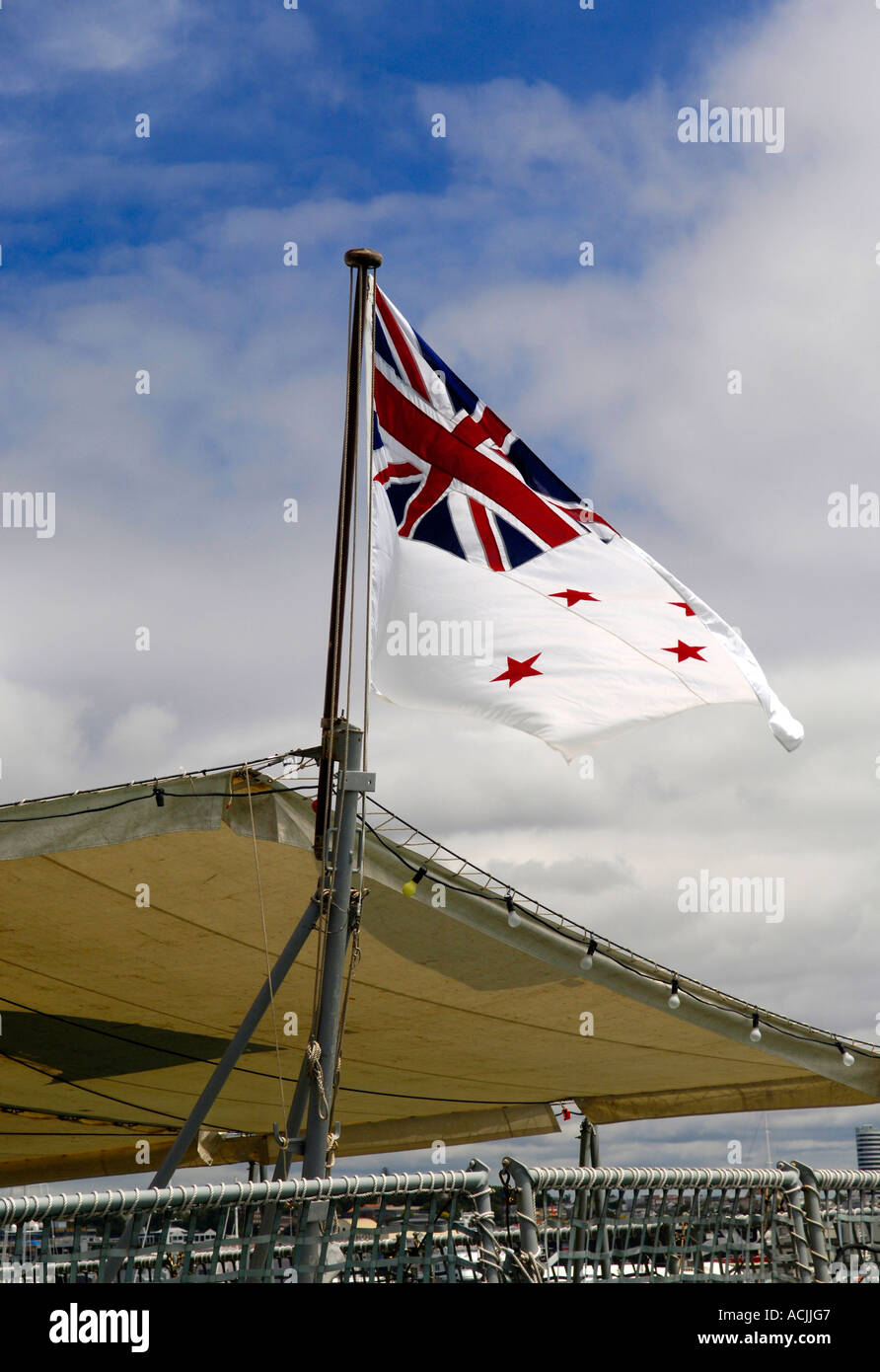 Nuova Zelanda White ensign sul Royal New Zealand navy frigate Foto Stock