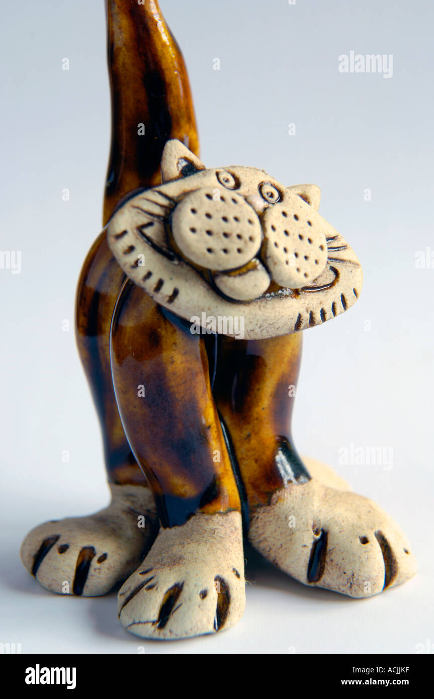 Cartoon ceamic cat con grandi zampe ed un gran sorriso Foto Stock