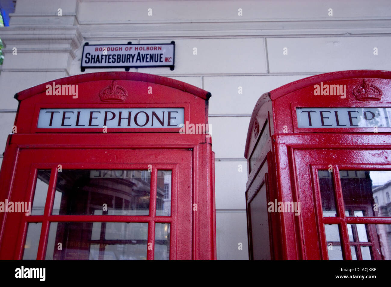 Shaftesbury Ave street segno segnaletica con cabine telefoniche a ovest di Londra Centrale Foto Stock