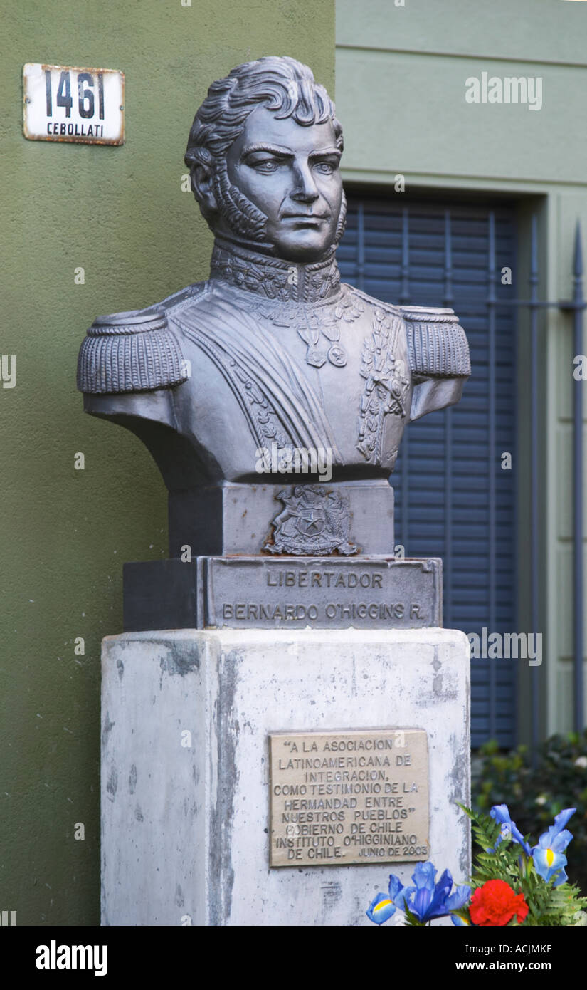 Statua busto di fronte ad un edificio militare vicino a Carlos Morales Street raffiguranti liberatore Bernardo O'Higgins Riquelme, 1778-1842, leader della classifica indipendenti e il primo capo di stato del Cile Montevideo, Uruguay Sud America Foto Stock