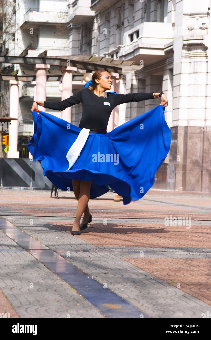 Plaza de Cagancha Square, un giovane uomo e donna ballare Flamenco e tango  su una piazza della città, vestito di mantello blu top nero, bianco  pantaloni e camicia blu e cappello nero.