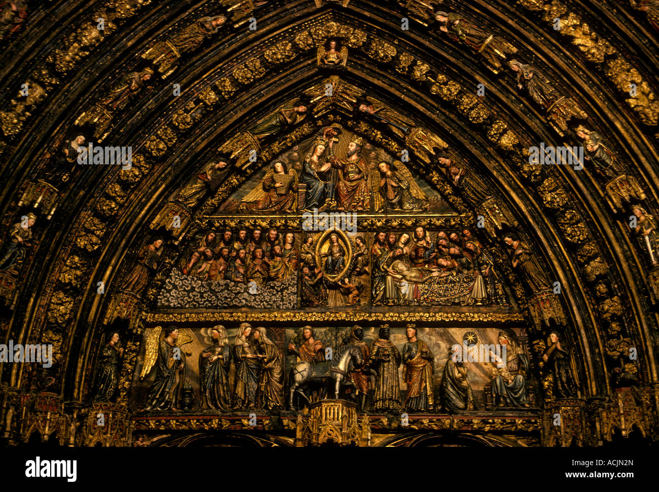 Policromatico portico di pietra, di Santa Maria de los Reyes Chiesa, la chiesa cattolica romana e la chiesa cattolica, Laguardia, provincia di Alava, Spagna, Europa Foto Stock