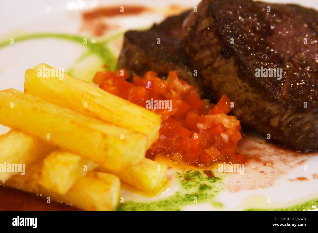 Allo Sheraton Hotel Ristorante un piatto di patate fritte patate impilati in una pila e la salsa di pomodoro e una bistecca alla griglia. Buenos Foto Stock