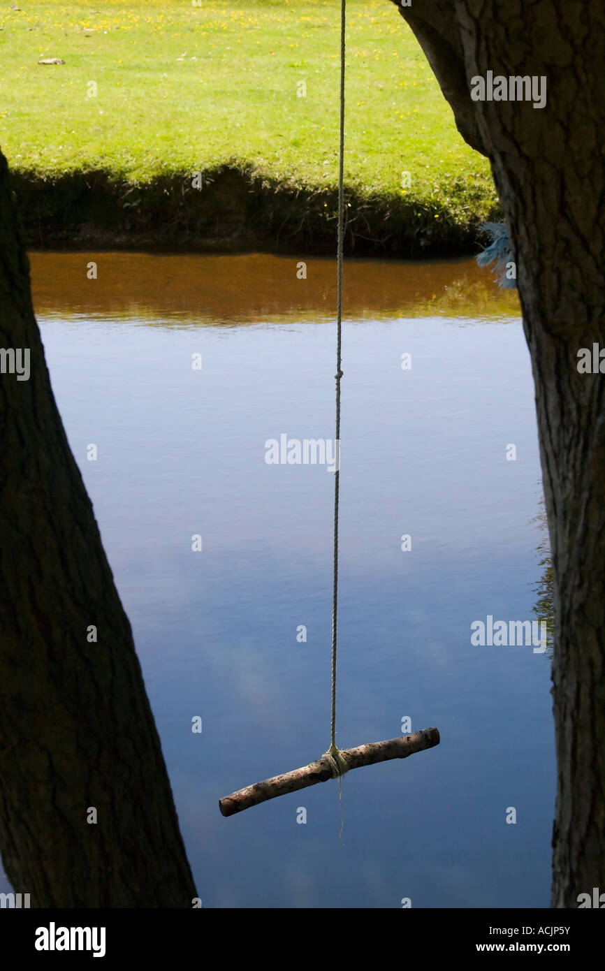 Swing corda appesa sopra la Highland flusso di acqua a Balmer Lawn Brockenhurst nuova foresta Foto Stock