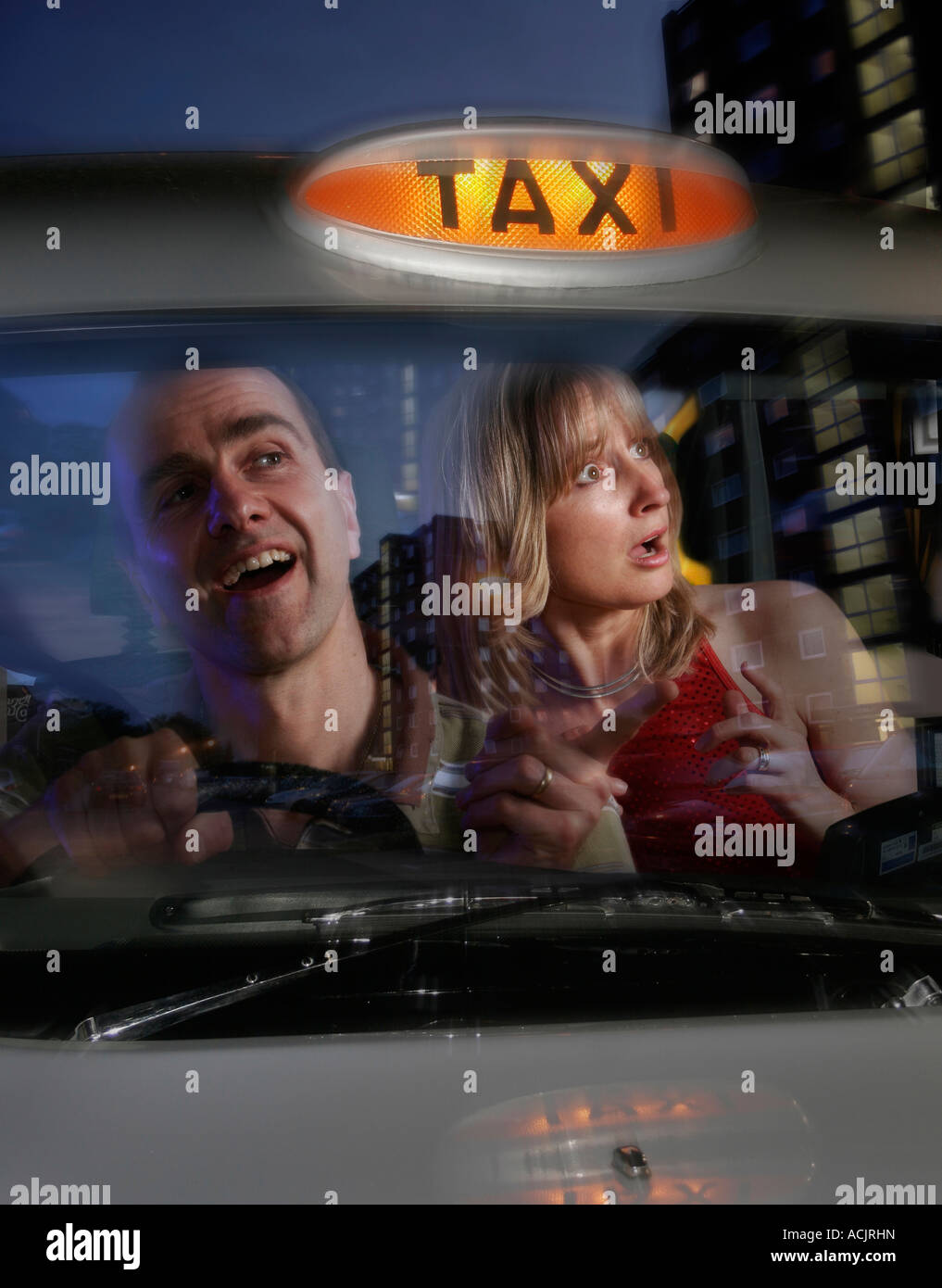 Cab Driver posizione punti al passeggero donna Foto Stock