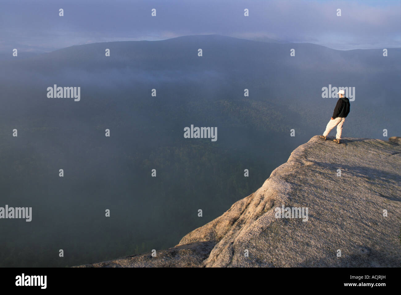 Solo escursionista su Roger la battuta, White Mountain National Forest, New Hampshire Foto Stock