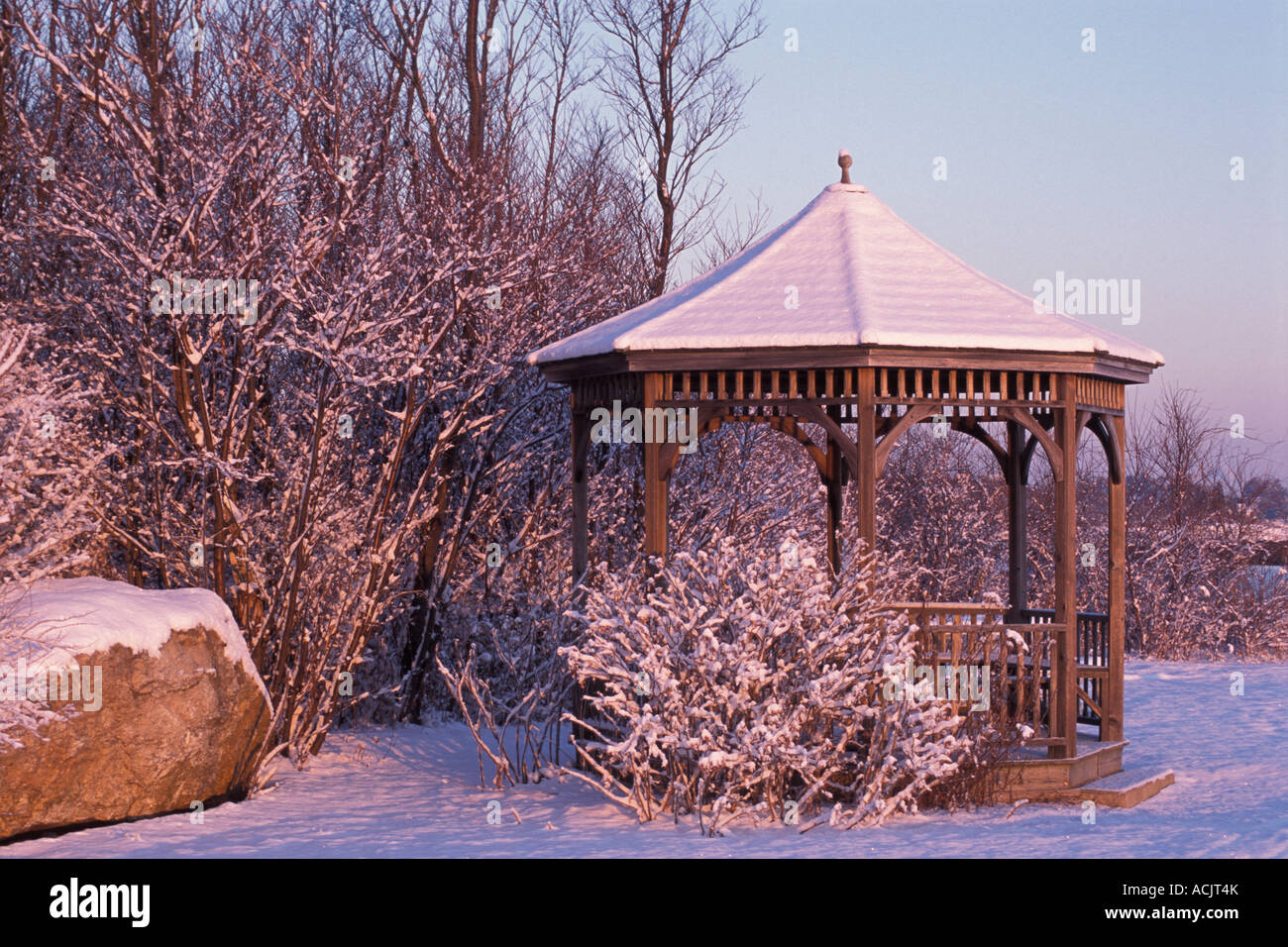 Neve gazebo coperto in inverno Foto Stock