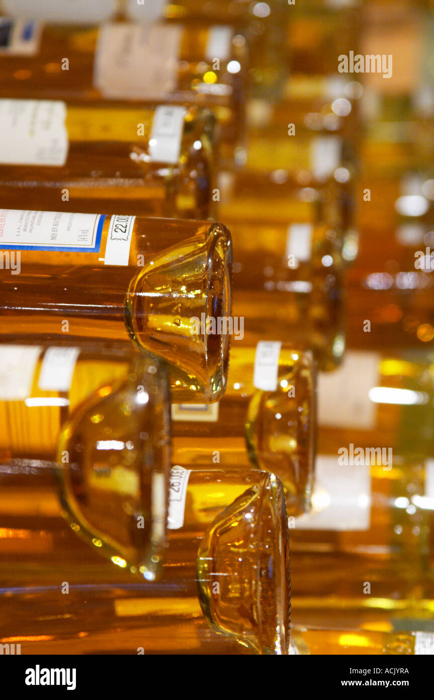 Giallo dorato di bottiglie di bianco e dolce Bergerac e Monbazillac vino sul display presso la Maison de Vin in Bergerac, la Casa del Vino Bergerac Dordogne Francia Foto Stock