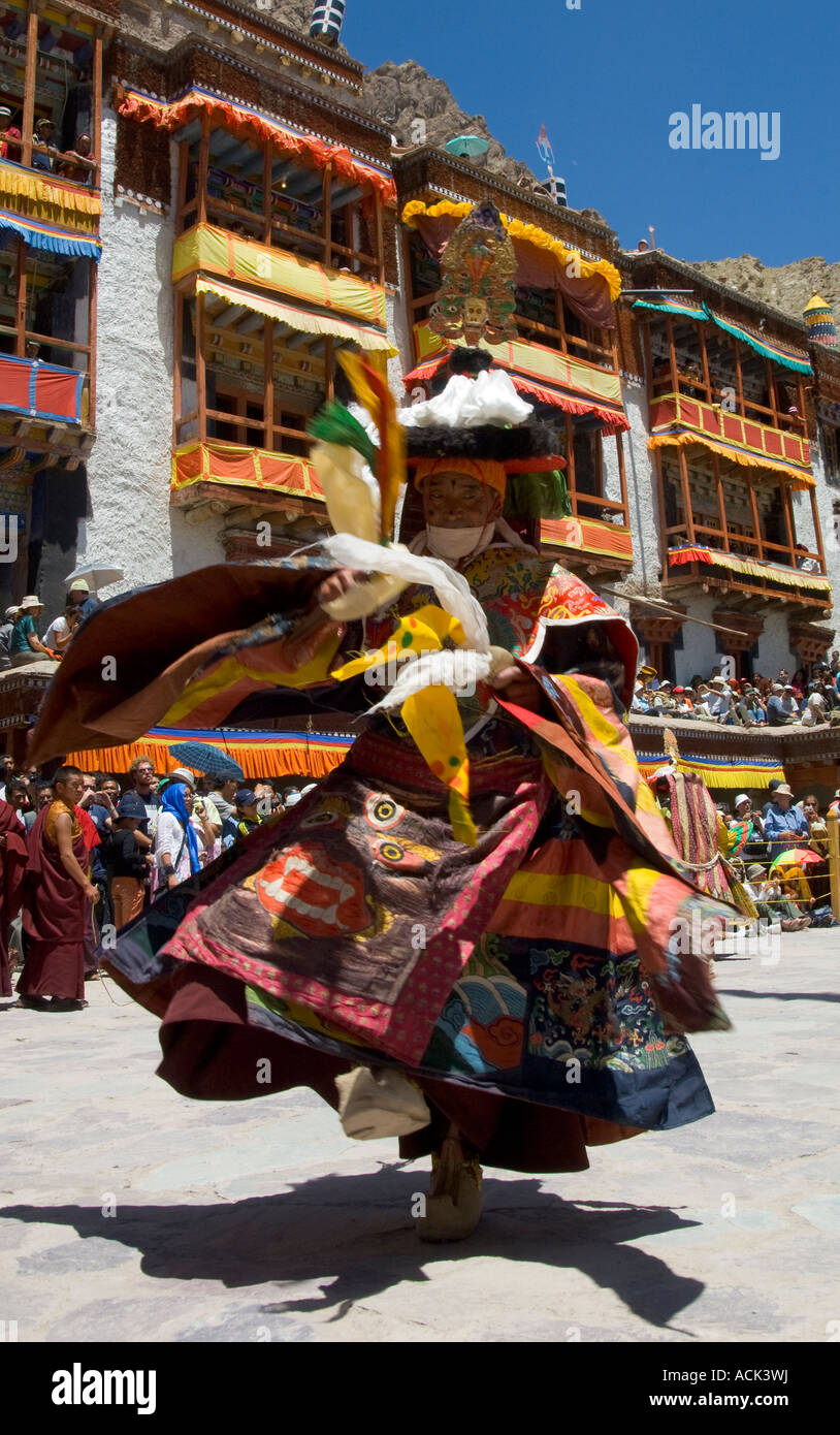 India Himalaya Jammu e Kashmir Ladakh villaggio di Hemis festival di Hemis close up di un monaco dancing in pieno il costume tradizionale ho Foto Stock