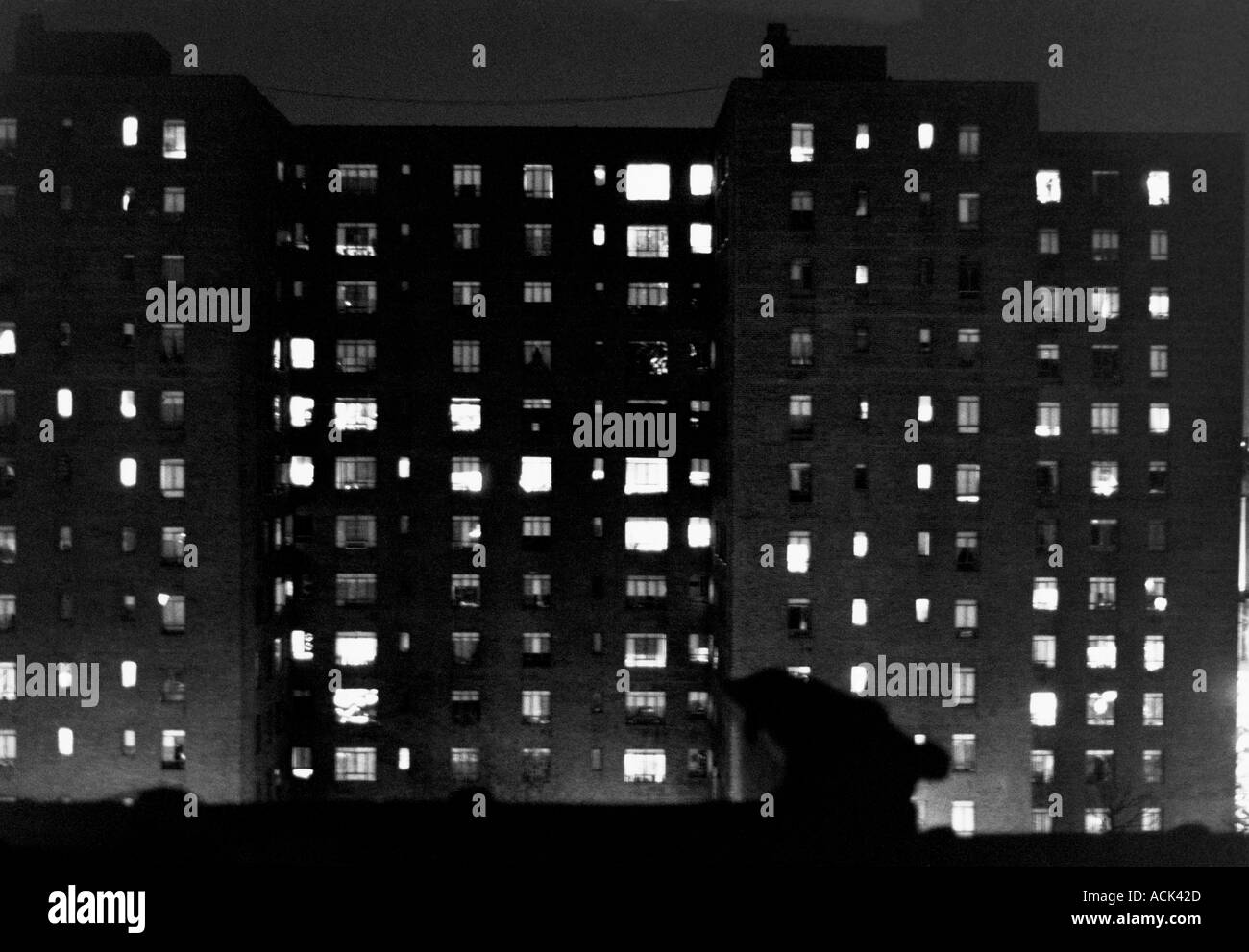 A New York City Apartment Building di notte Foto Stock