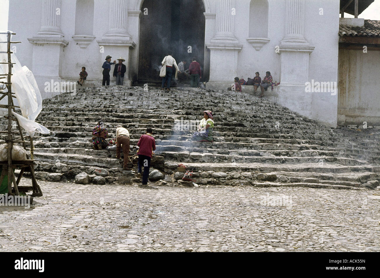Geografia / viaggio, Guatemala, Chichicastenango, scena di strada, indiani di fronte alla Chiesa di Santo Tomas, Foto Stock