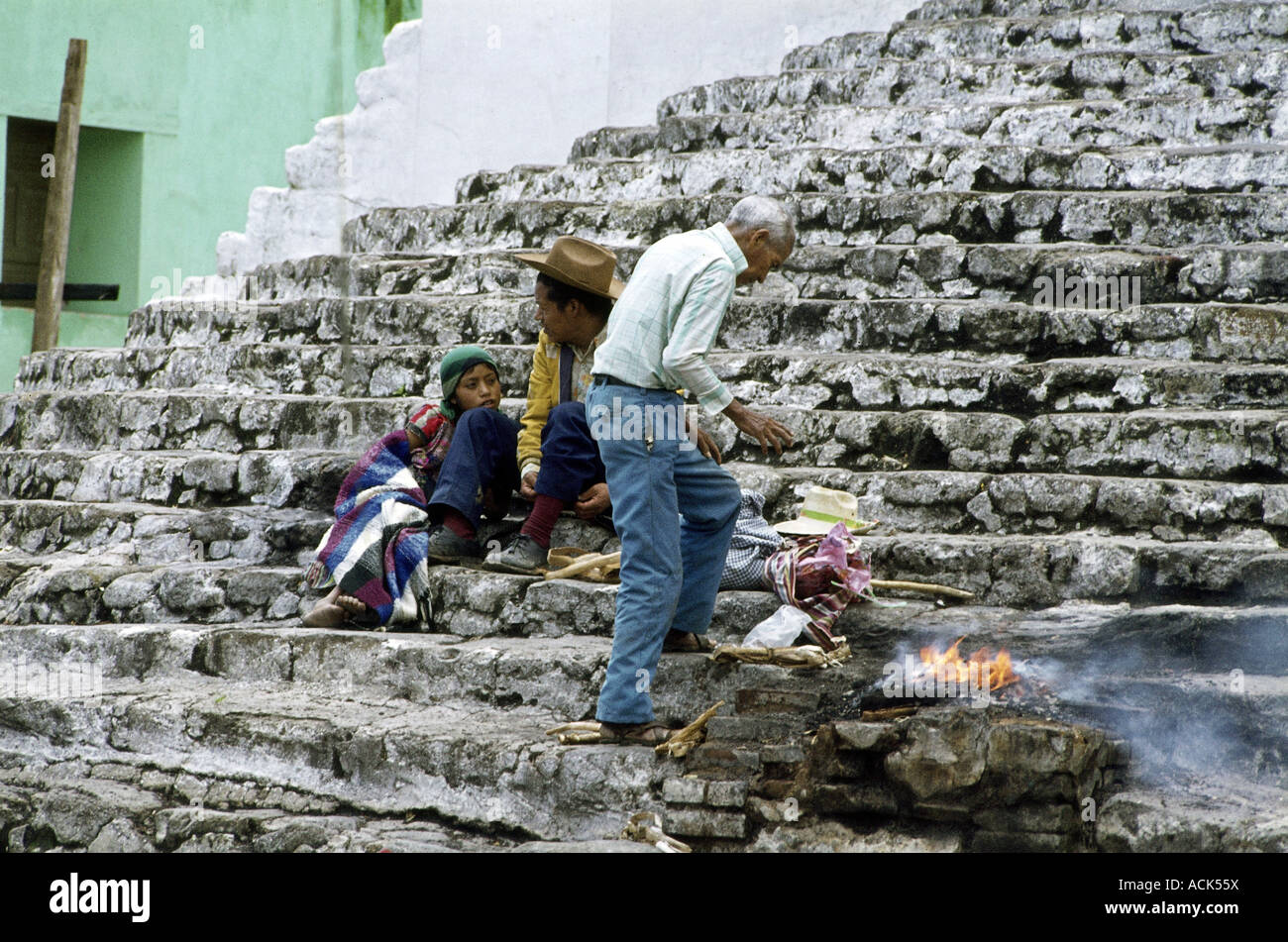 Geografia / viaggio, Guatemala, Chichicastenango, scene di strada, popoli indigeni con il fuoco del sacrificio, scale di Santo Tomas chiesa, Foto Stock