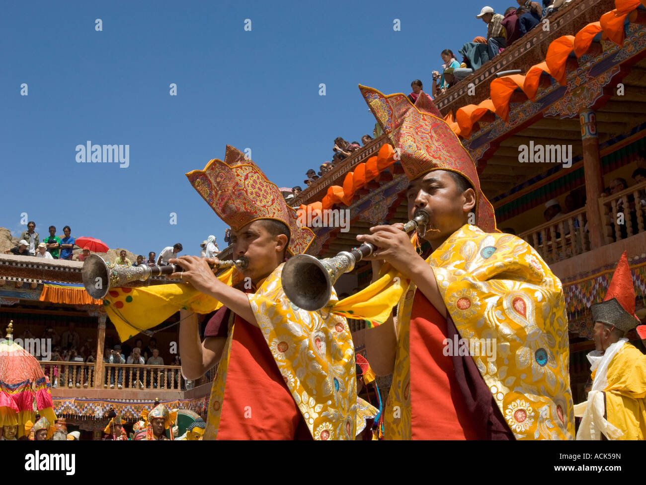 India Himalaya Jammu e Kashmir Ladakh villaggio di Hemis festival di Hemis processione nel cortile del monastero monaci musicisti con m Foto Stock