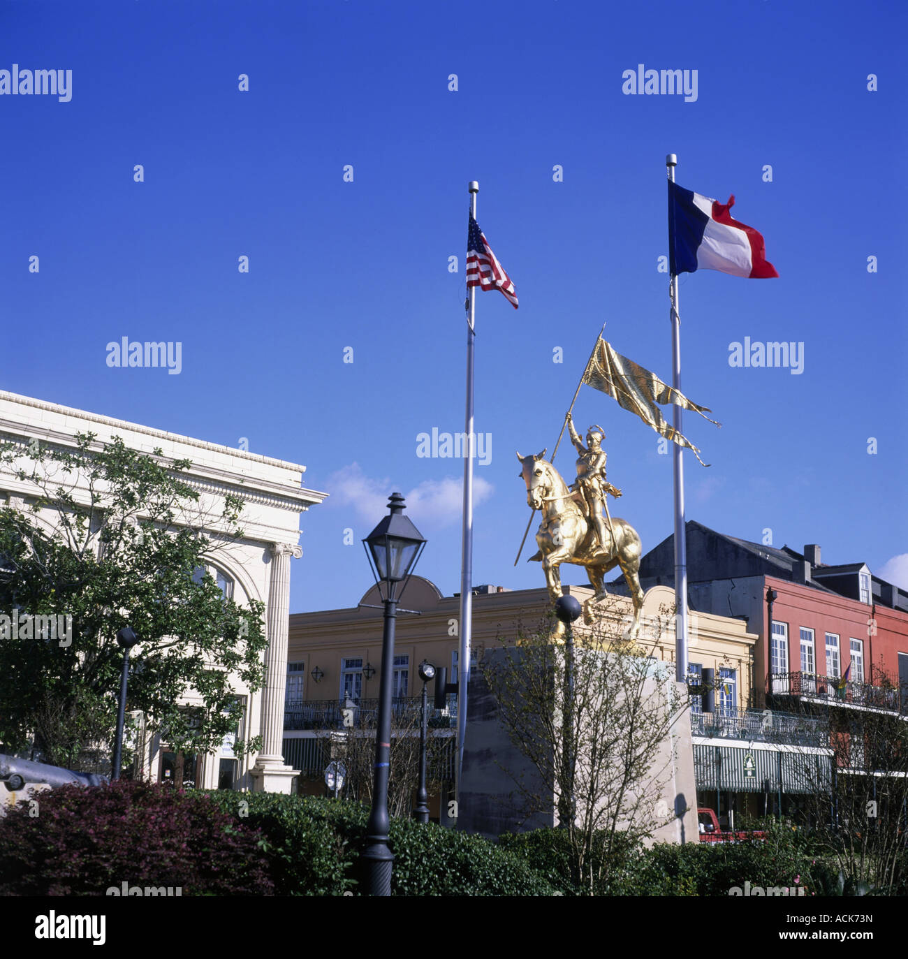 Geografia / viaggi, USA, Louisana, New Orleans, memorial, statua di Jeanne d'Arc, tra francesi e americane flagg, simbolo fra Foto Stock