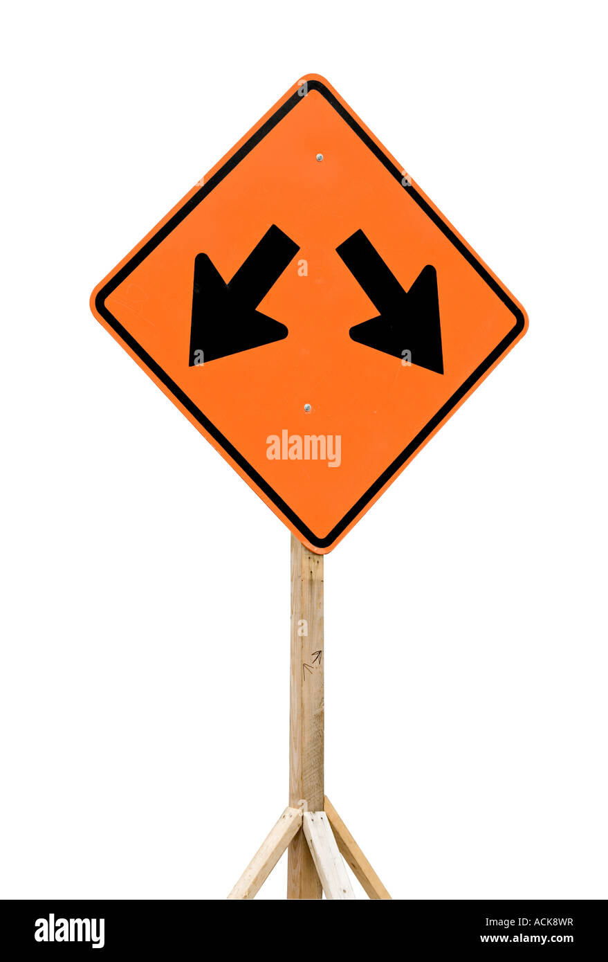Cartello stradale con due frecce rivolte verso il basso su lati opposti  Foto stock - Alamy