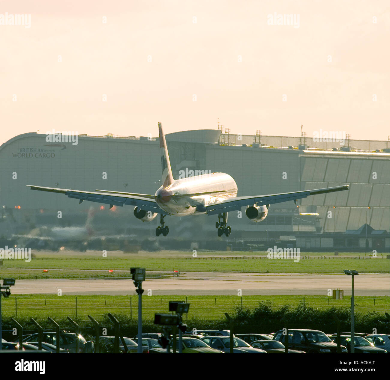 Aereo di linea l'atterraggio all'Aeroporto Heathrow di Londra Inghilterra REGNO UNITO Foto Stock