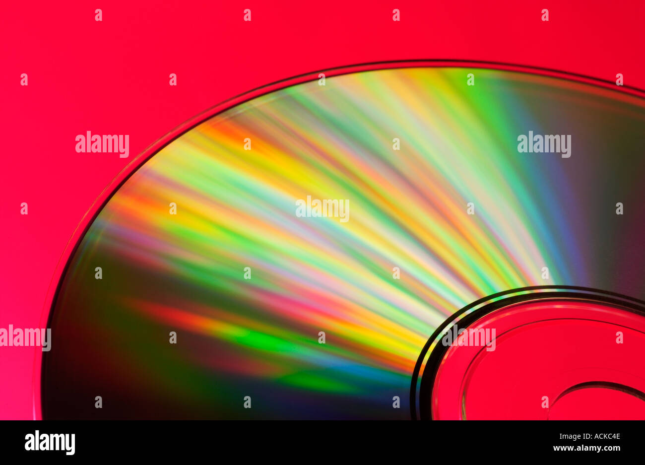 Colori luminosi e riflettendo su un compact disk CD Foto Stock