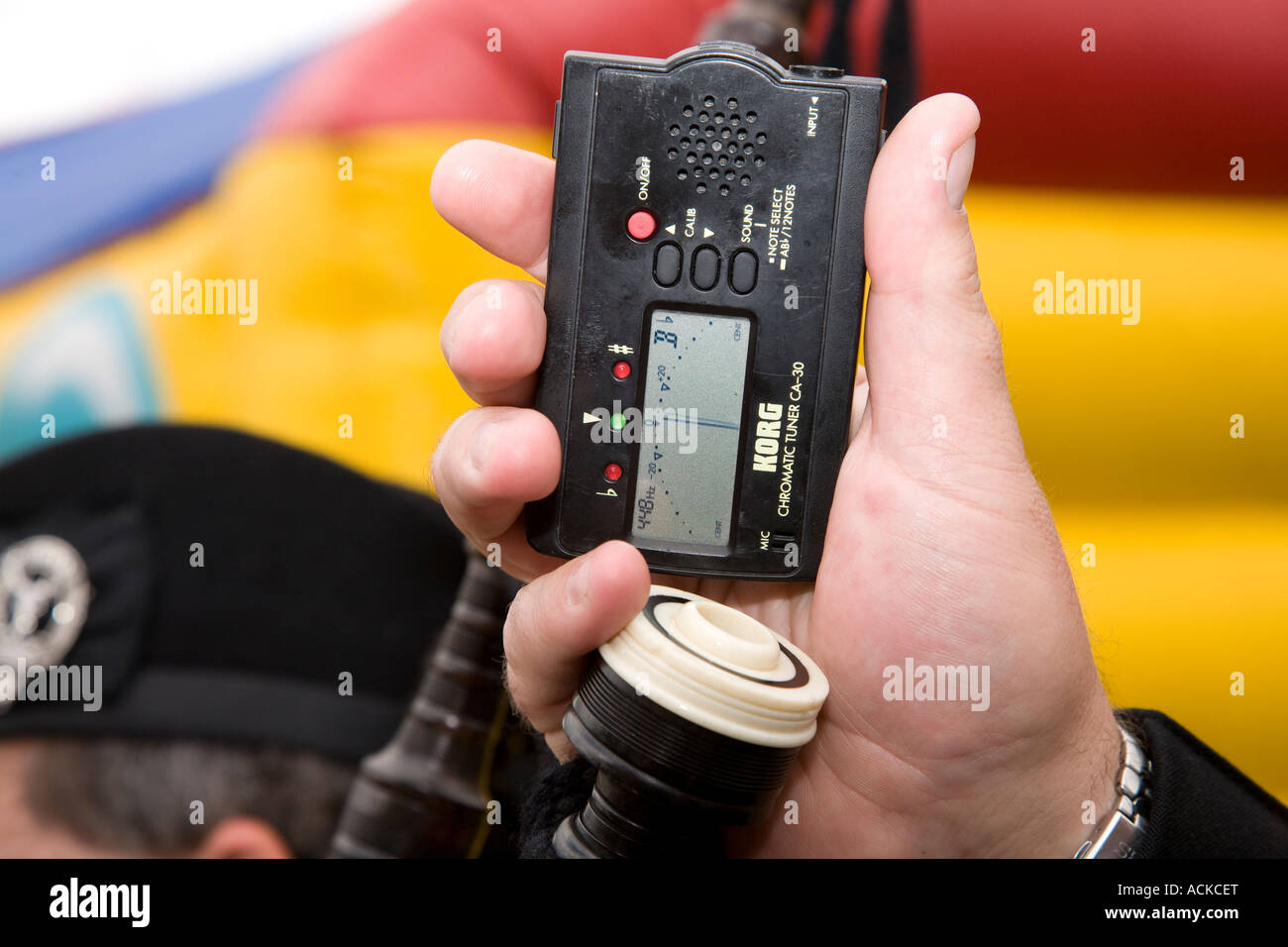 Uomo con Korg Accordatore cromatico Ca-30 ad assistere con la sintonizzazione della cornamusa scozzese, Scotland Regno Unito Foto Stock