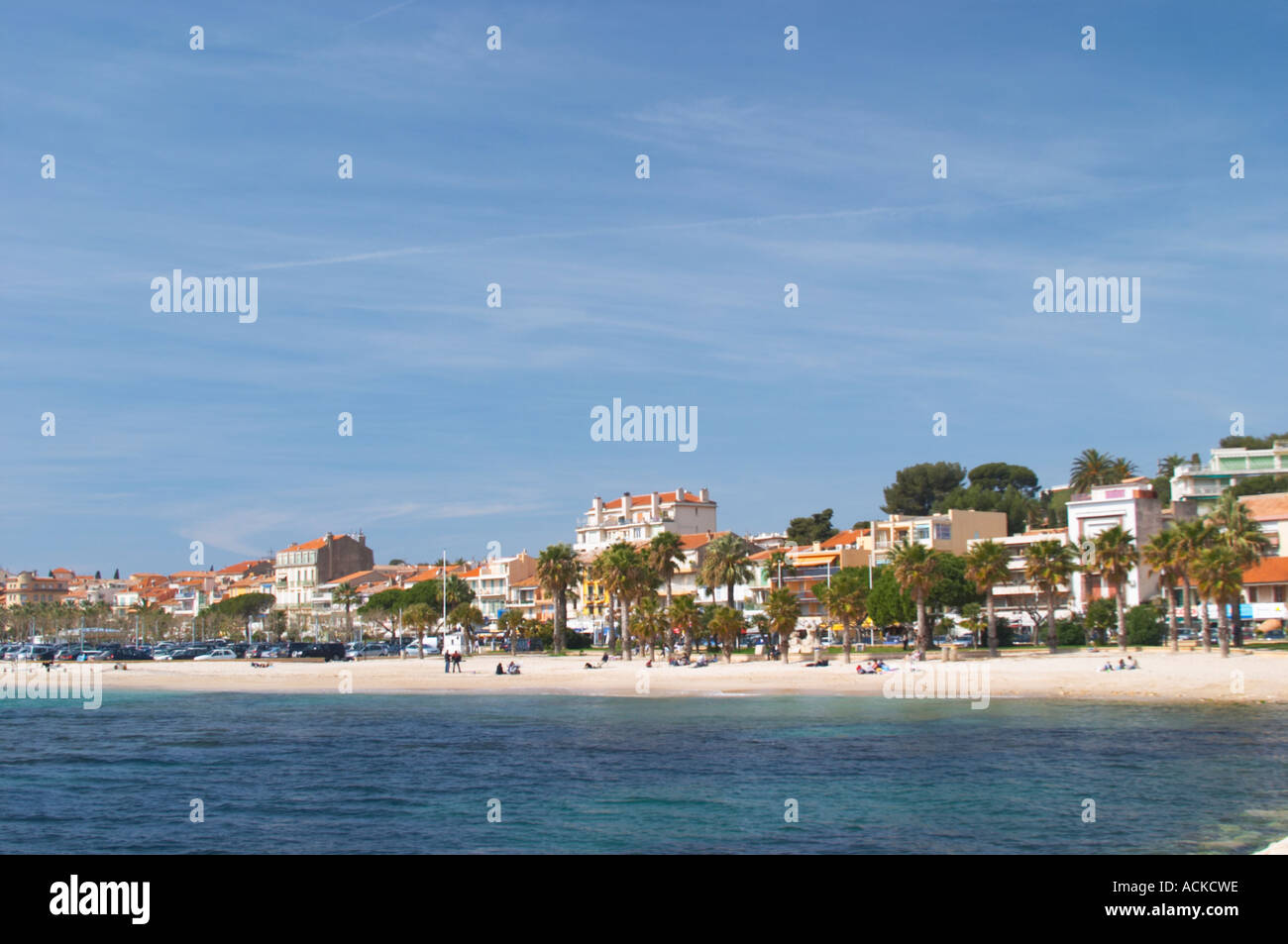 La spiaggia con palme e case lungo la costa in Bandol. Bandol Cote d Azur Var Francia Foto Stock