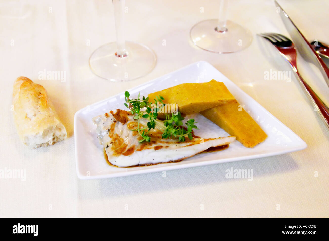 Rombo grigliato con pastinaca torta e timo, un pane spezzato sul tavolo, il ristorante Blanc Le Bistrot di Tolone, molto design Foto Stock
