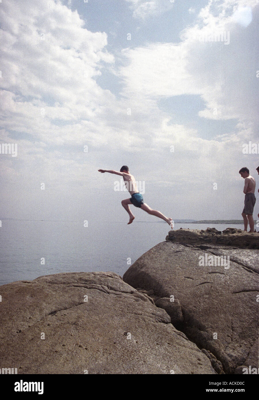 Ragazzo il salto in mare Roundstone COSTA OCCIDENTALE DELL' IRLANDA Foto Stock