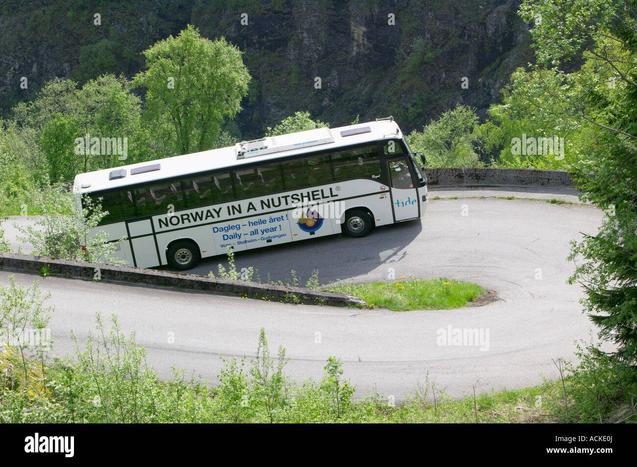 La Norvegia in un guscio di noce coach negoziando la coppiglia tornanti della strada Stalheimskleivi, Stalheim vicino a Voss, Hordaland, Norvegia Foto Stock