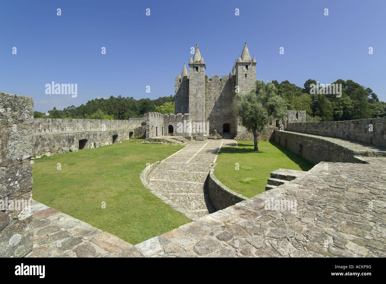 Il Portogallo, la Costa Verde, Santa Maria da Feira, castello medievale nei pressi di Porto Foto Stock