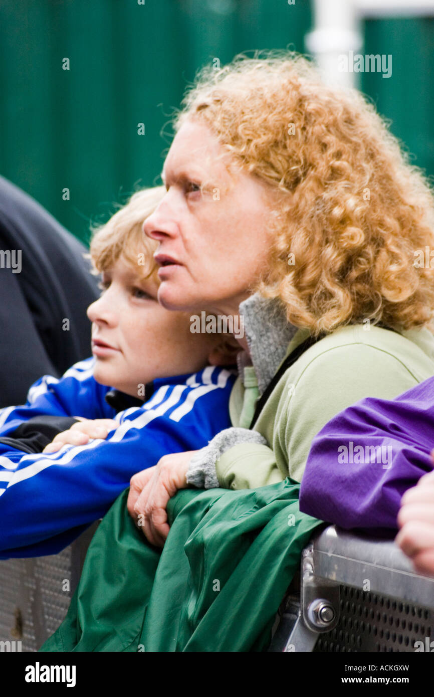 Madre e figlio guardando il concerto di musica e appoggiata sulla ringhiera nella Contea di Kerry, Irlanda Foto Stock