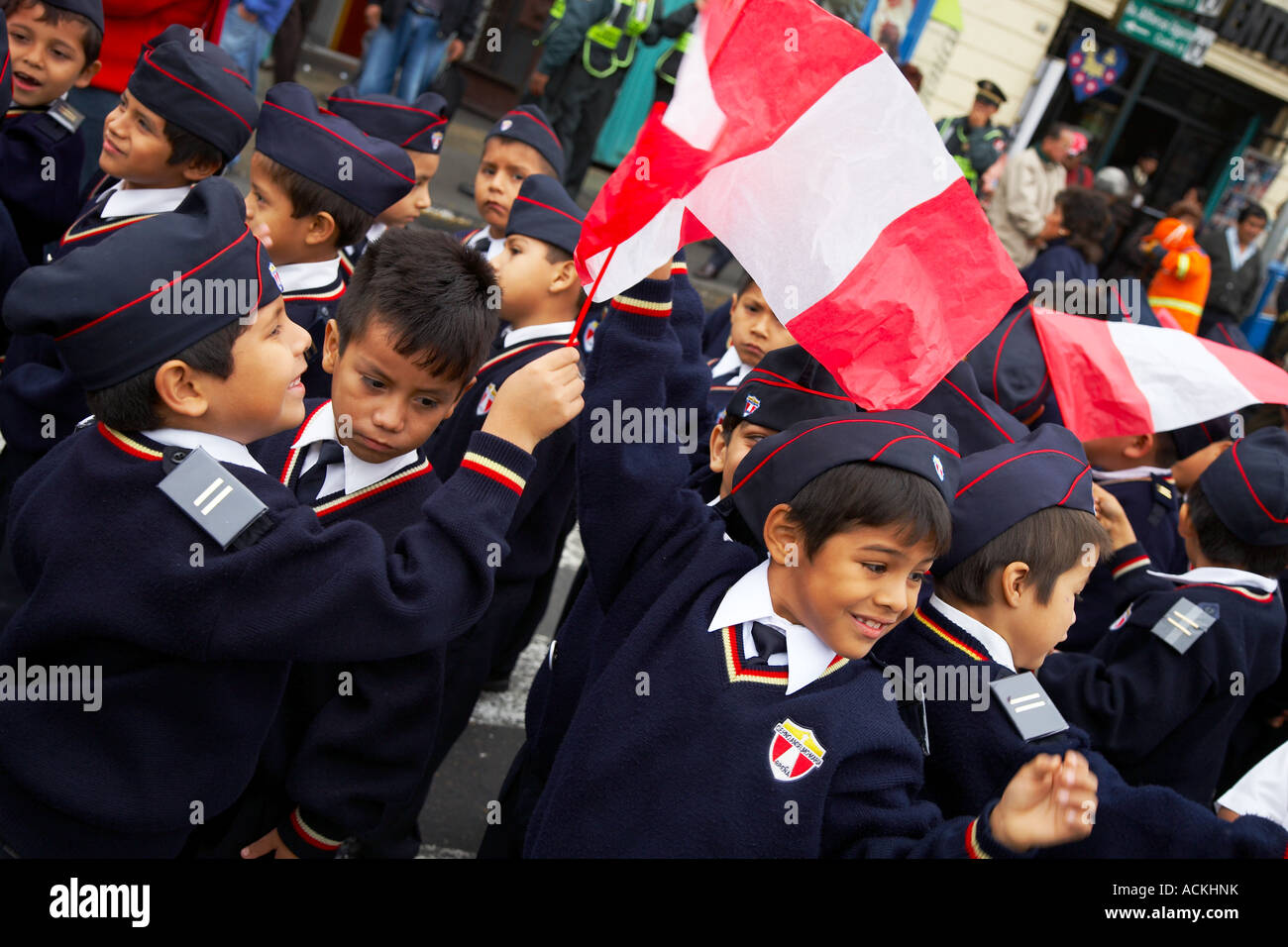 Parata militare kids, Plaza Bolognesi, Lima, Peru Foto Stock