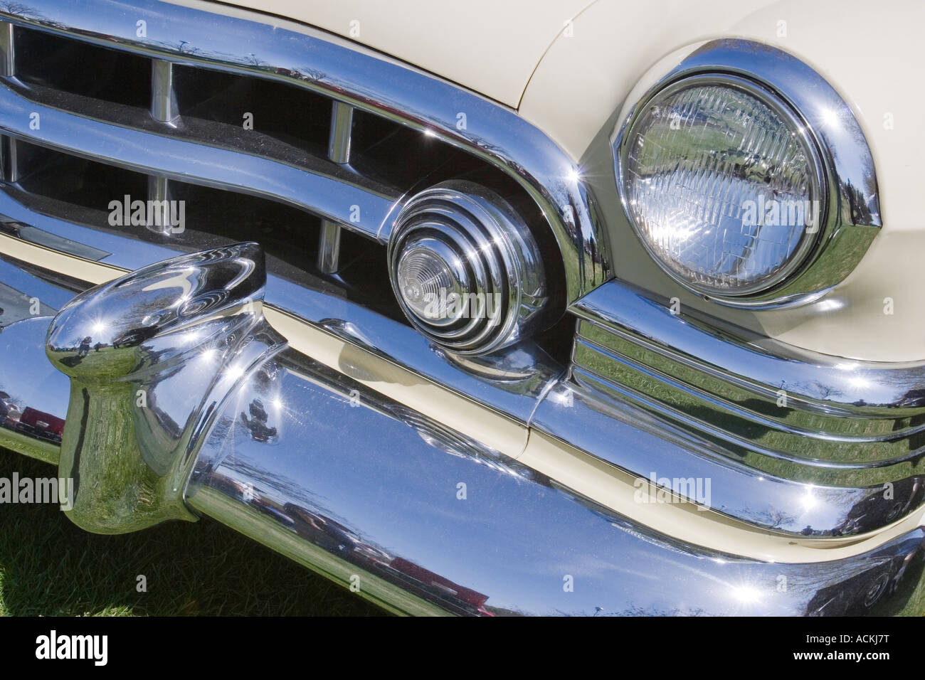 Chrome sulla parte anteriore di un 1950 Cadillac Coupe de Ville auto classica con fari anteriori il paraurti e il parafango Foto Stock