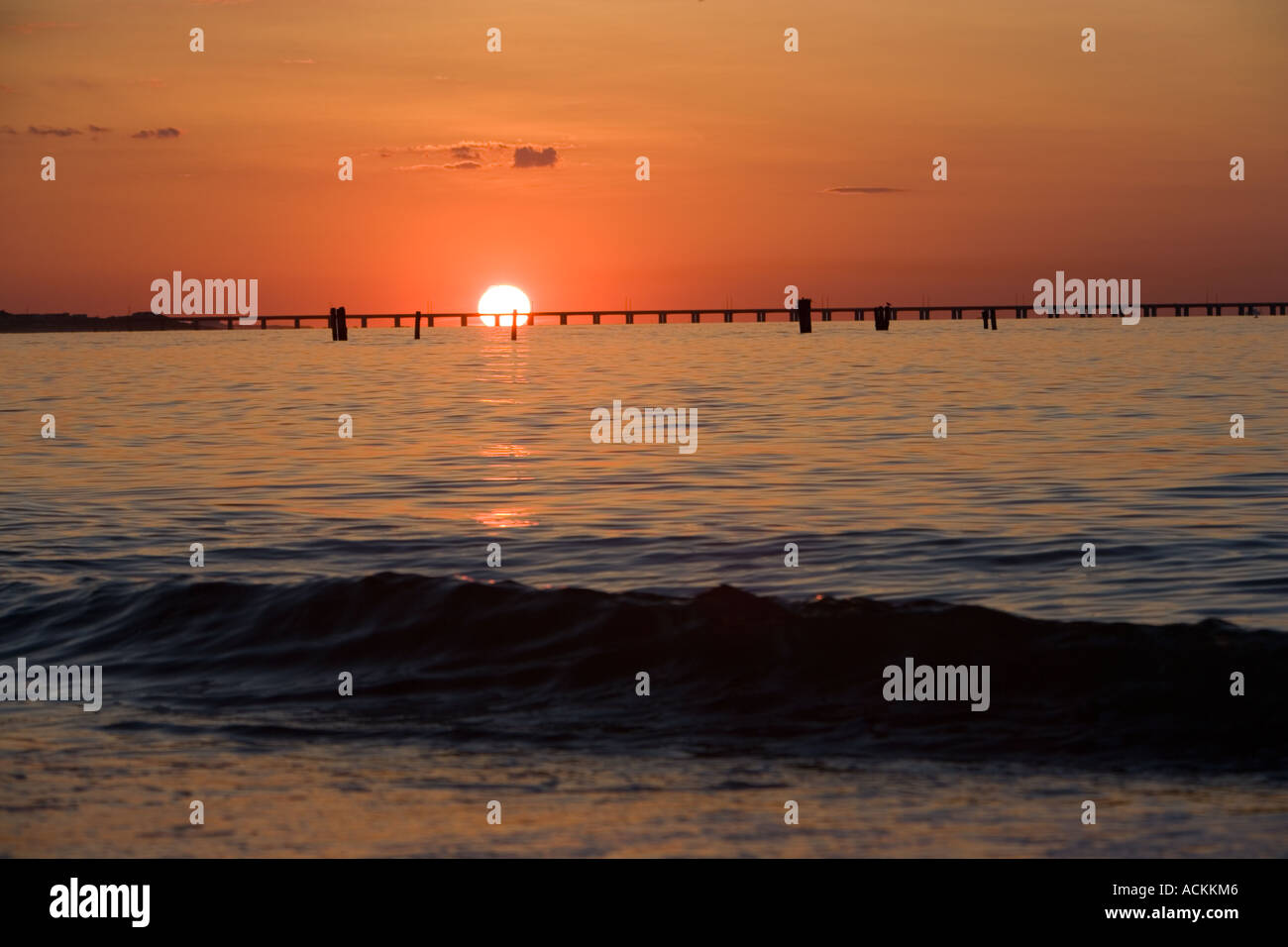 Tramonto a ingresso Lynnhaven Virginia Beach VA Chesapeake Bay Bridge Tunnel in background Foto Stock
