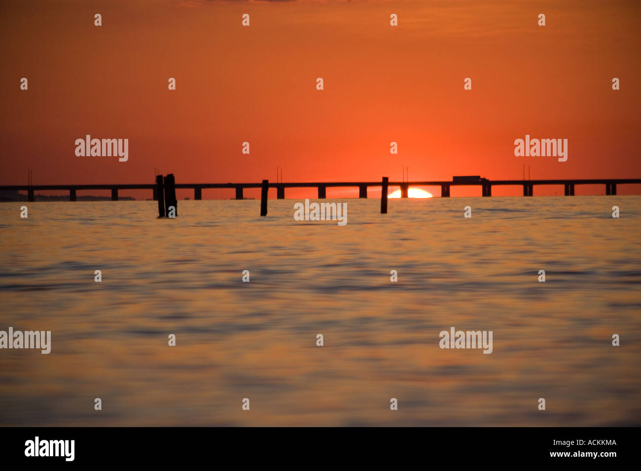 Tramonto a ingresso Lynnhaven Virginia Beach VA Chesapeake Bay Bridge Tunnel in background Foto Stock