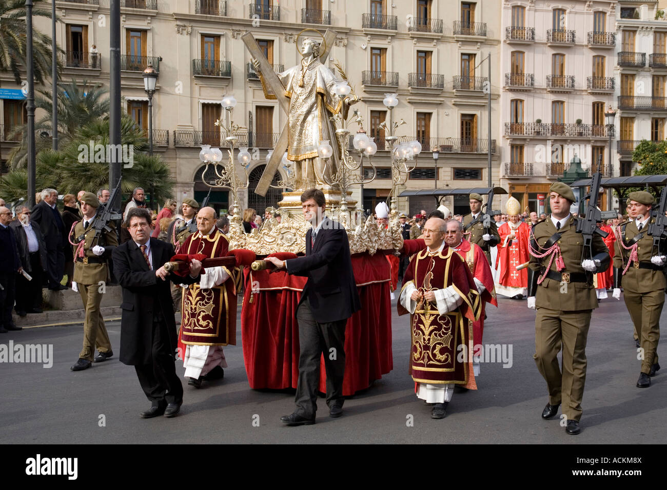 Una statua in argento di San Vicente Ferrer viene elaborata attraverso la Plaza de la Reina, Valencia, Spagna, durante i religiosi il festival cattolico di San Vicente. Foto Stock Una statua in argento di San Vicente Ferrer viene elaborata attraverso la Plaza de la Reina, Valencia, Spagna, durante i religiosi il festival cattolico di San Vicente. Foto Stock