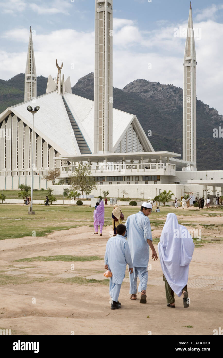 Approcci di famiglia Shah Faisal moschea di Islamabad, Pakistan Foto Stock