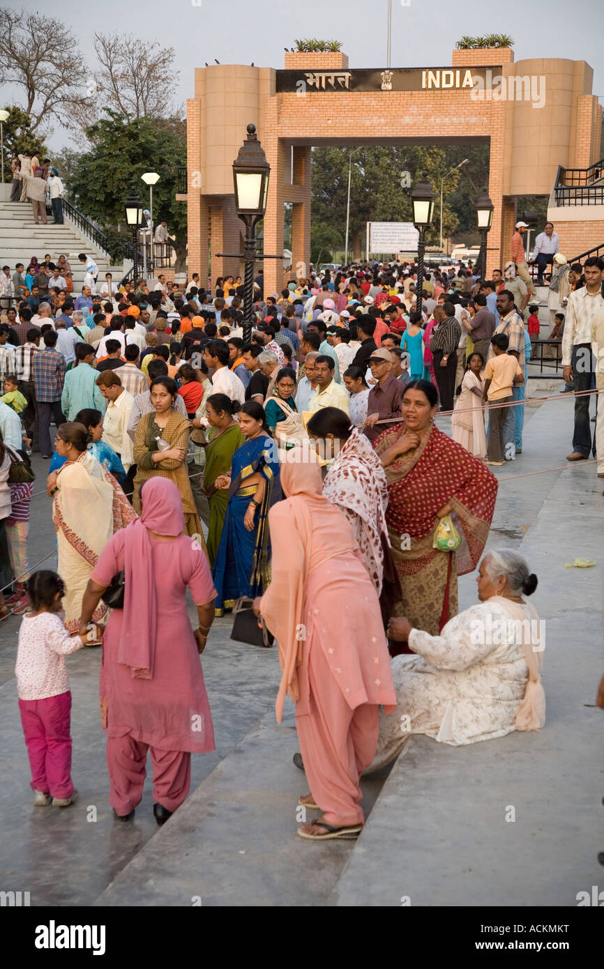 Pubblico abbandona dopo la dialy Gate Wagah border cerimonia di chiusura sul confine India-Pakistan Foto Stock