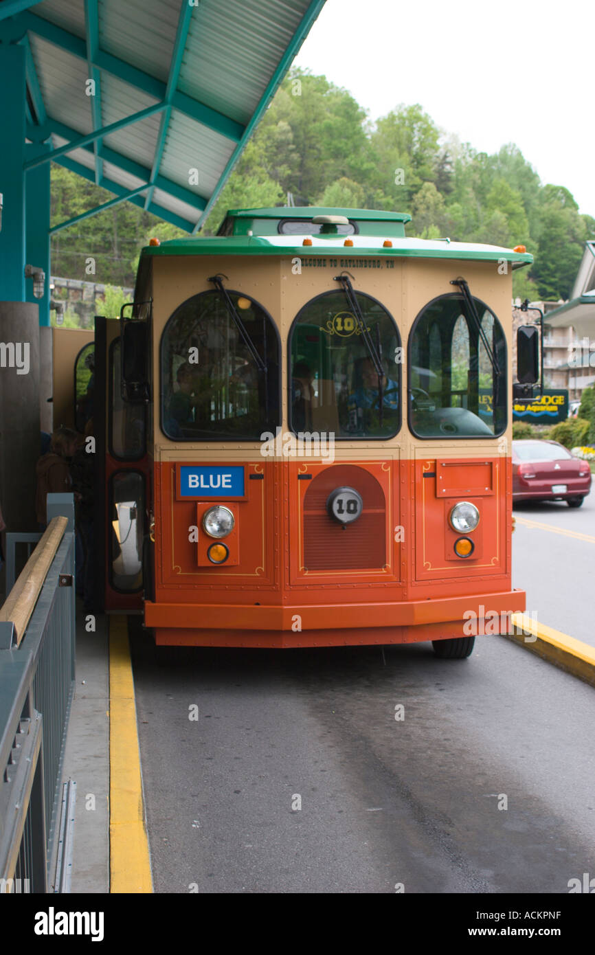 Autobus Trolly presso il terminal pubblico di Patriot Park, vicino al centro di Pigeon Forge, Tennessee, Stati Uniti Foto Stock