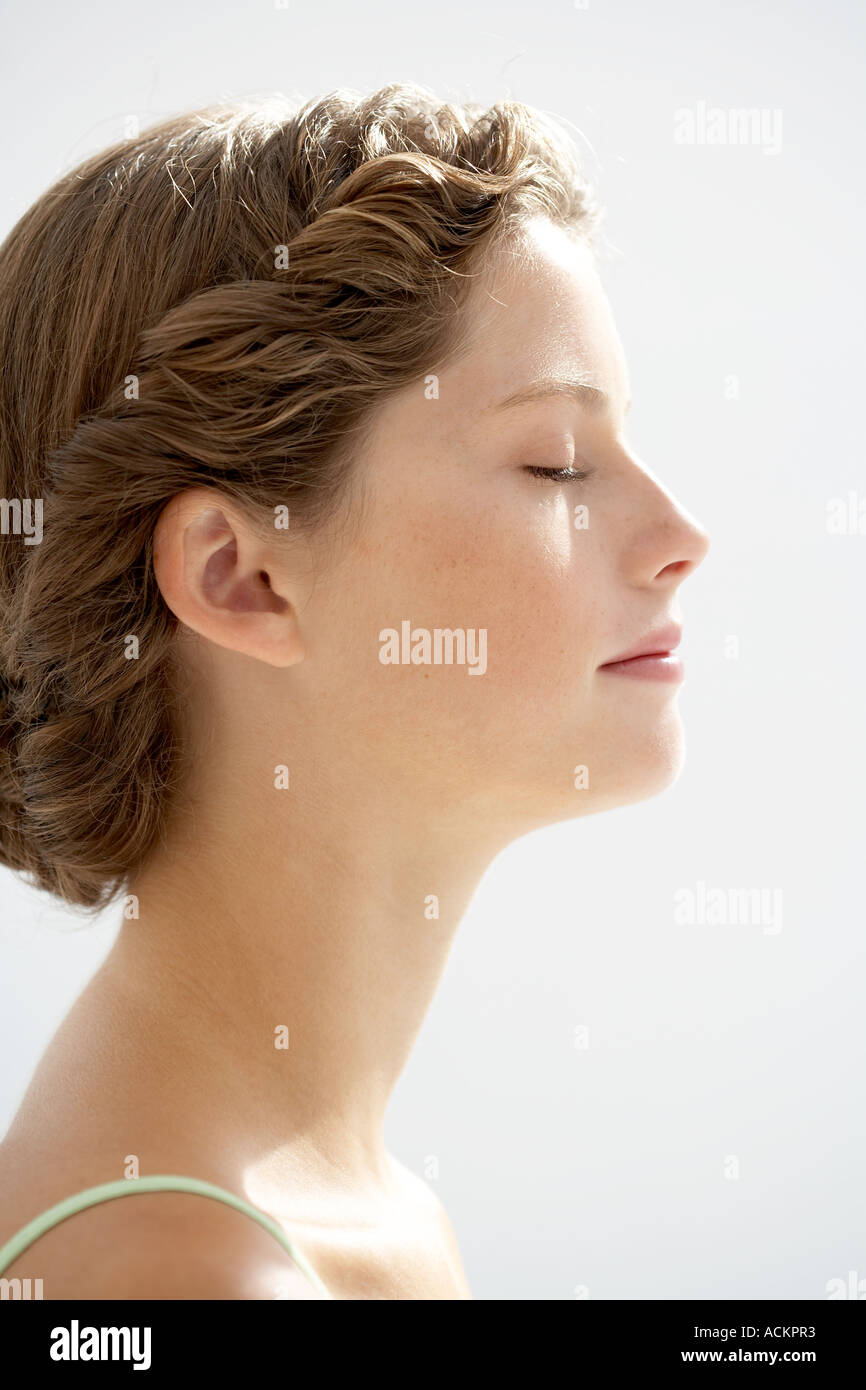 Vista laterale di una giovane donna faccia s Foto Stock