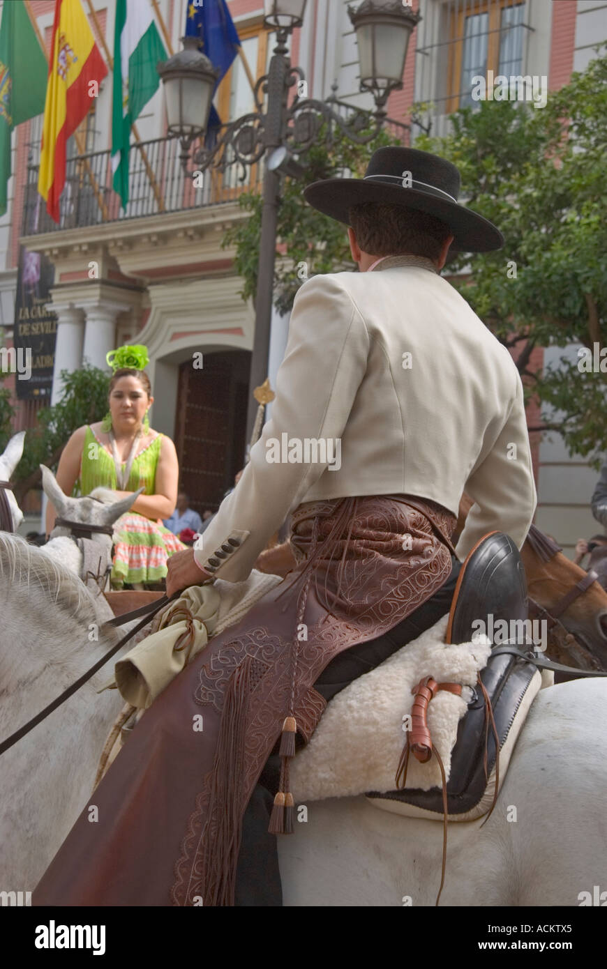 Pellegrini a cavallo di lasciare Siviglia sulla Romería annuale del Rocio Andalusia Spagna Foto Stock