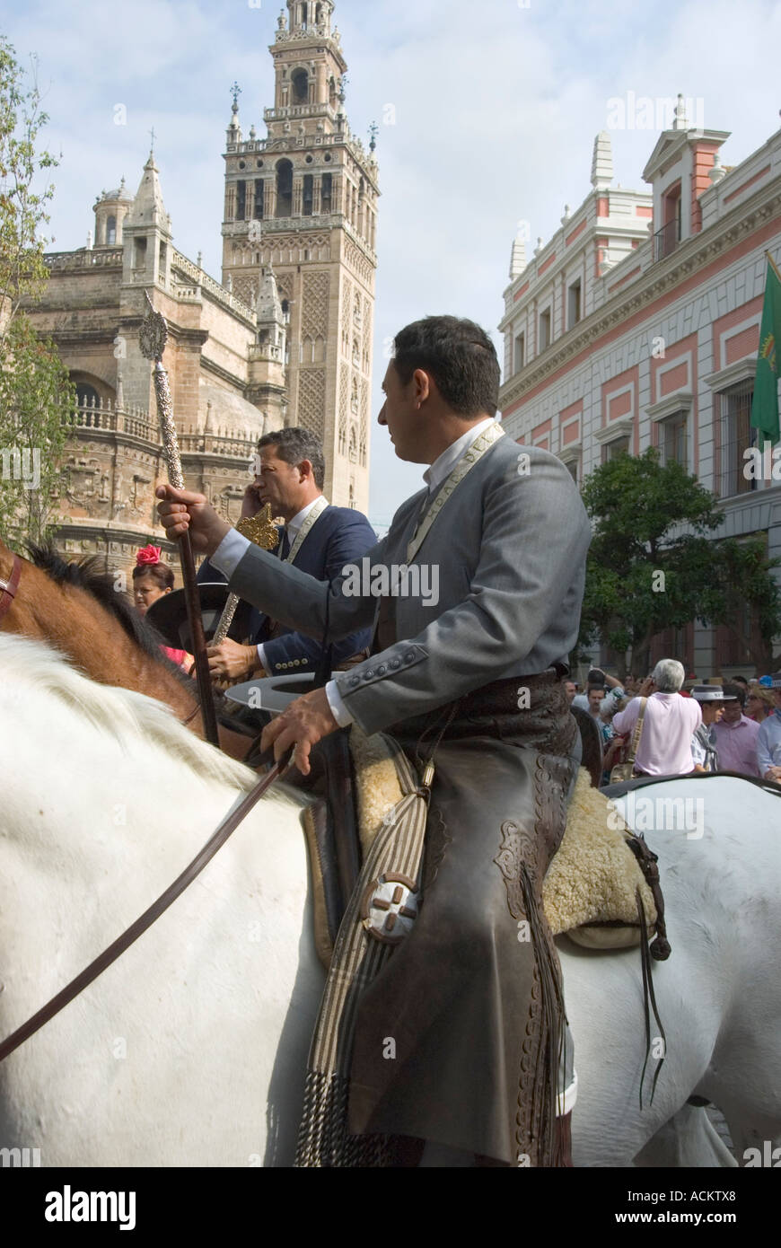 Pellegrini a cavallo dalla cattedrale di Siviglia sulla relazione annuale Romeria del Rocio Andalucía Spagna Foto Stock