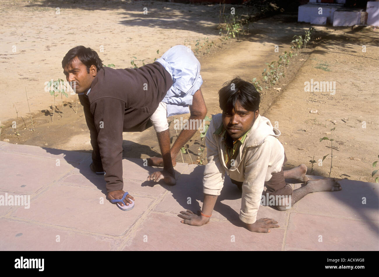 Due giovani uomini che sono stati paralizzati dalla poliomielite Agra Uttar Pradesh, India Foto Stock