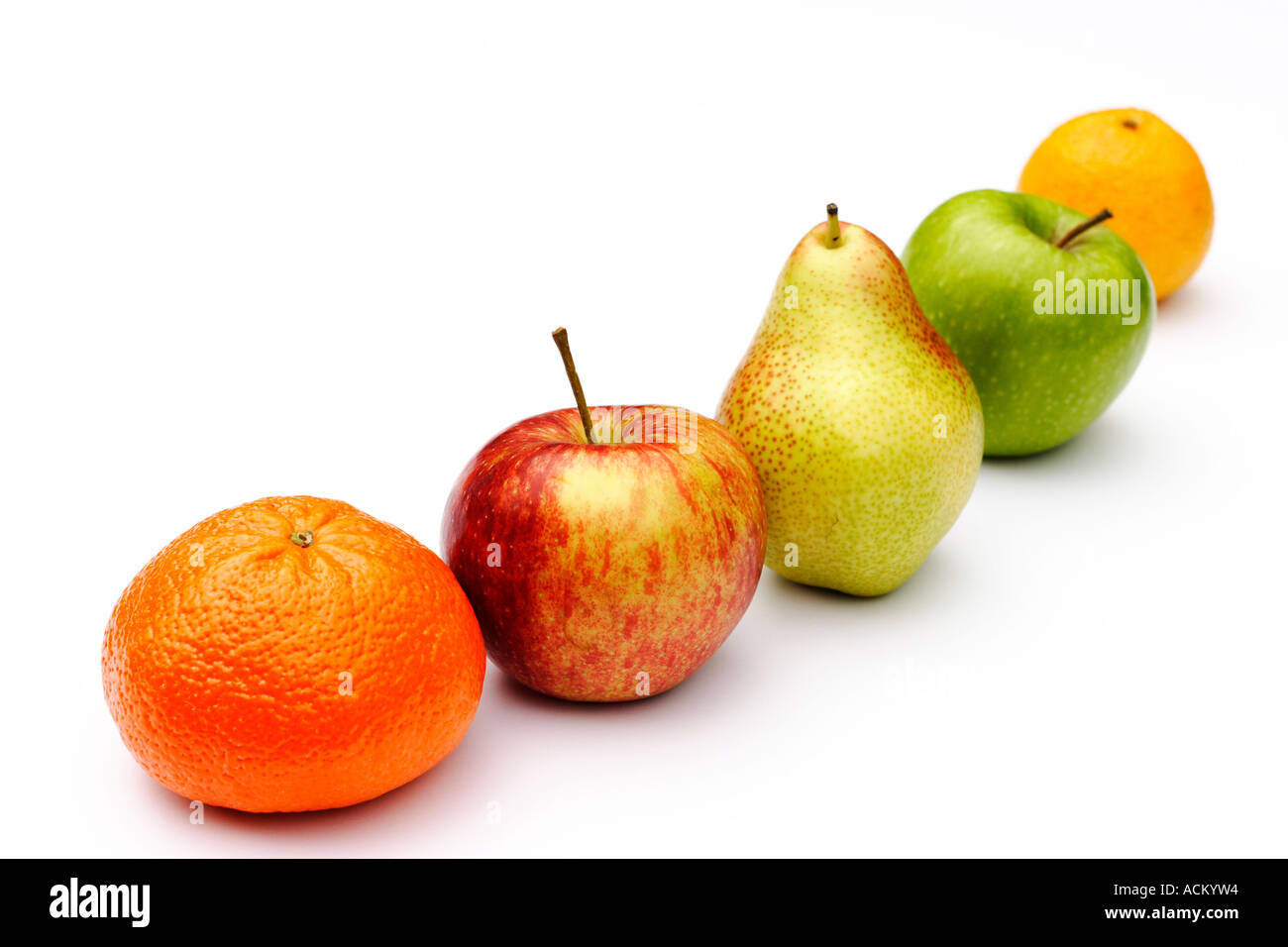 Cinque pezzi di frutta in una linea su sfondo bianco Foto Stock
